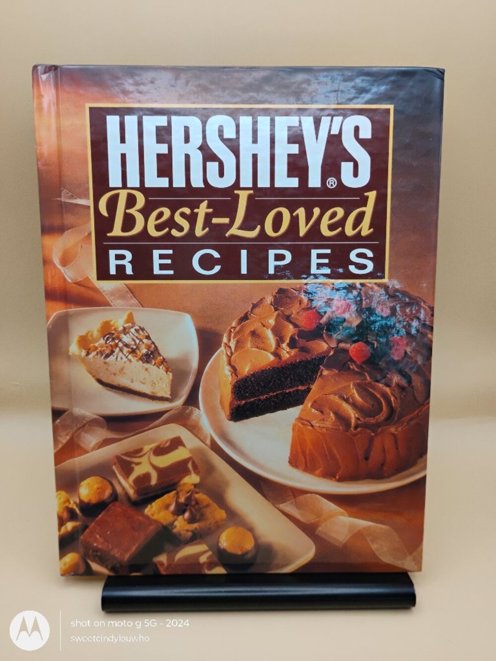 Hershey's Best Loved Recipes hardcover cookbook 7 chapters dated 1998 photos